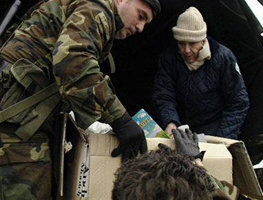 Afghanistan 2002, distribuzione aiuti con l'esercito italiano.