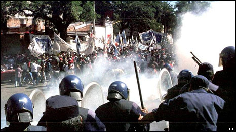 Nella crisi finanziaria del 2001-2002 in Argentina il default sul suo debito porta ad una svalutazione della moneta, un aumento della disoccupazione e disordini civili